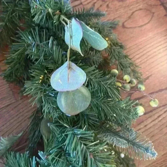 Frontgate Christmas garland pre-lit comes with battery pack 9 feet - Picture 4 of 11